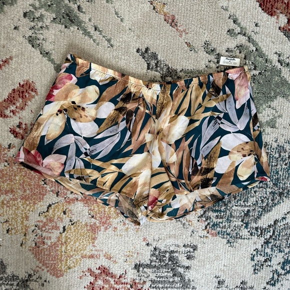 New Women’s Abstract Floral Shorts Size Large - Picture 4 of 10